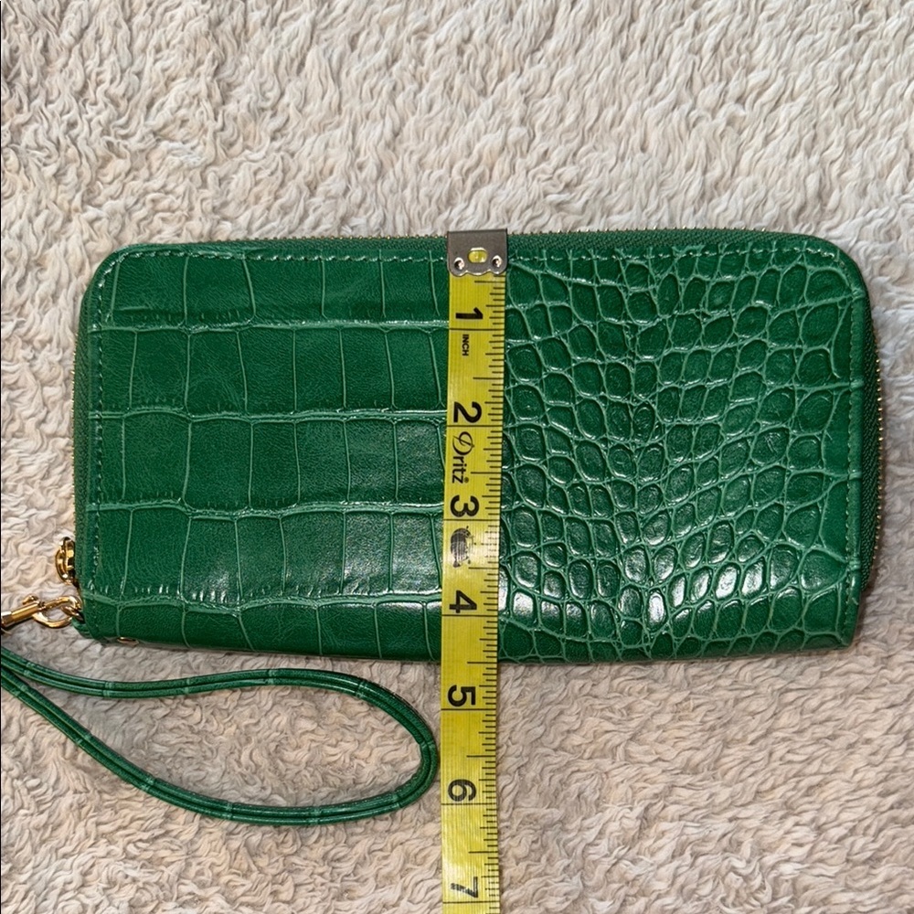 💚 🆕 A New Day Emerald Green Crocodile-Textured Wallet - Picture 3 of 11